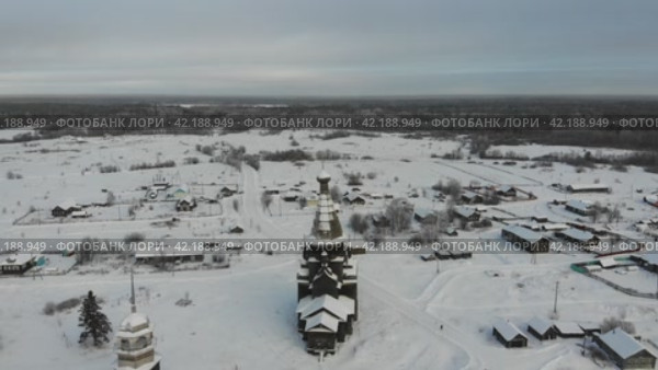 Деревня Пияла. Церковь Вознесения Господня и колокольня. Россия, Архангельская область, Онежский район. Стоковое видео, видеограф Яковлев Сергей / Фотобанк Лори