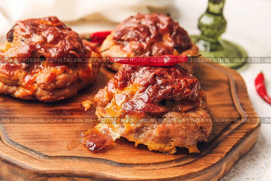Деревянная доска с вкусными лодочками из фарша, грибами и плавленым сырком, крупным планом. Стоковое фото, фотограф Pixel_shot / Фотобанк Лори