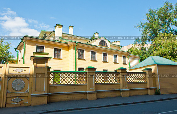 Деревянная городская усадьба А. К. Поливанова.  Денежный переулок, дом 9/6. Москва. Россия (2018 год). Редакционное фото, фотограф E. O. / Фотобанк Лори