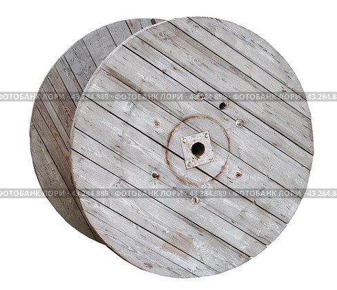 Деревянная катушка для кабеля на белом фоне. Wooden cable coil isolated on white background. Стоковое фото, фотограф Татьяна Д / Фотобанк Лори