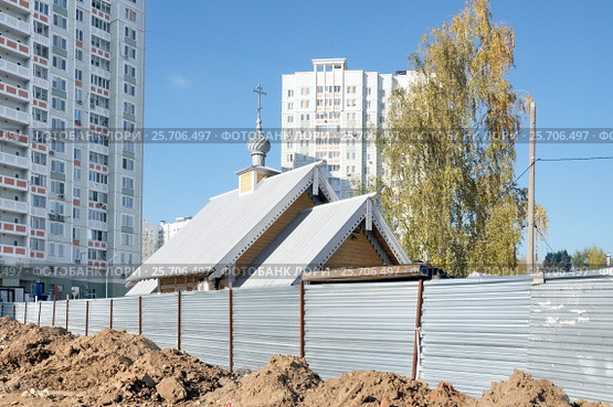 Деревянная церковь на месте строительства нового Кирилло-Мефодиевского храма в г.о. Железнодорожный в новом микрорайоне «Центр-2» в Московской области (Большая Балашиха) (2015 год). Стоковое фото, фотограф stargal / Фотобанк Лори