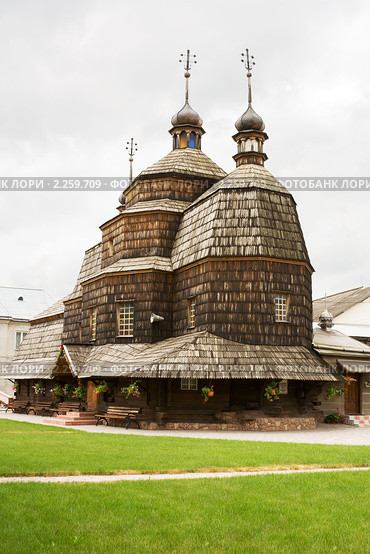 Деревянная церковь в городе Черткове на Украине (2008 год). Стоковое фото, фотограф Солодовникова Елена / Фотобанк Лори