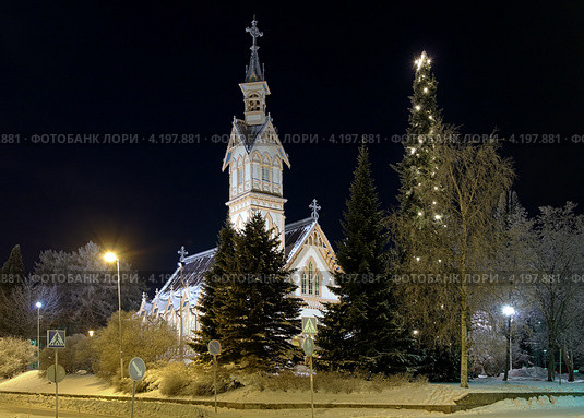 Деревянная церковь в Каяани зимней ночью, Финляндия (2012 год). Стоковое фото, фотограф Михаил Марковский / Фотобанк Лори