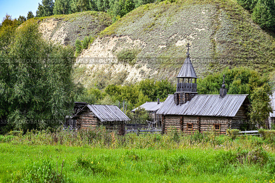 Деревянная церковь в тематическом парке Тобол. Редакционное фото, фотограф Александр Тараканов / Фотобанк Лори
