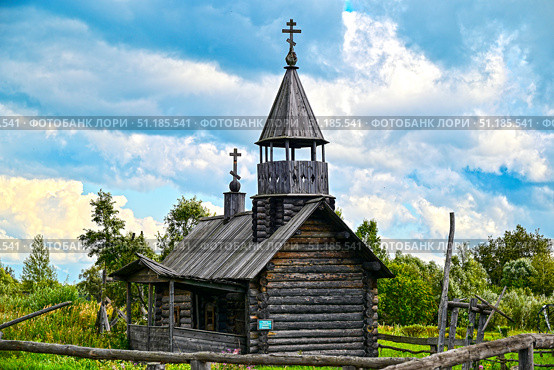 Деревянная церковь в тематическом парке Тобол. Редакционное фото, фотограф Александр Тараканов / Фотобанк Лори