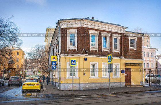 Деревянное здание усадебного комплекса купца Т.Т.Волкова (Мосводосток), 1й Новокузнецкий переулок,  Москва (2022 год). Стоковое фото, фотограф Baturina Yuliya / Фотобанк Лори