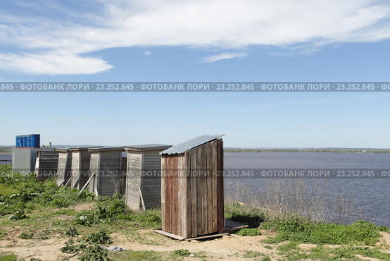 Деревянные сортиры на обрыве реки Волги, Свияжск (2016 год). Стоковое фото, фотограф Дмитрий Неумоин / Фотобанк Лори