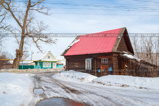 Деревянный дом на центральной улице в селе Николо-Погост Нижегородской области (2017 год). Стоковое фото, фотограф Дмитрий Тищенко / Фотобанк Лори