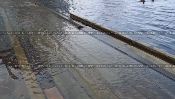 Деревянный настил причала отломился во время половодья и болтается на воде во время весеннего паводка. Петрозаводск, набережная Онежского озера. (2024 год). Стоковое видео, видеограф Sergei Gorin / Фотобанк Лори