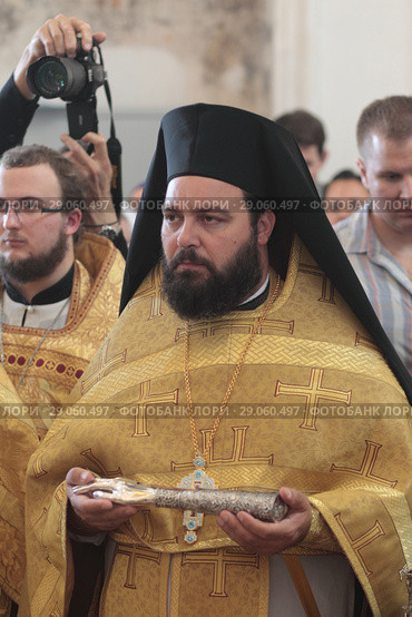 Десница святителя Спиридона Тримифунтского в Свято-Духовском храме села Шкинь, архимандрит Иустин (2018 год). Редакционное фото, фотограф Дмитрий Неумоин / Фотобанк Лори