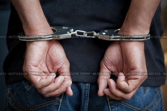 Detained criminal with his hands in handcuffs. Стоковое AI-изображение, AI-художник Дмитрий Киселёв / Фотобанк Лори
