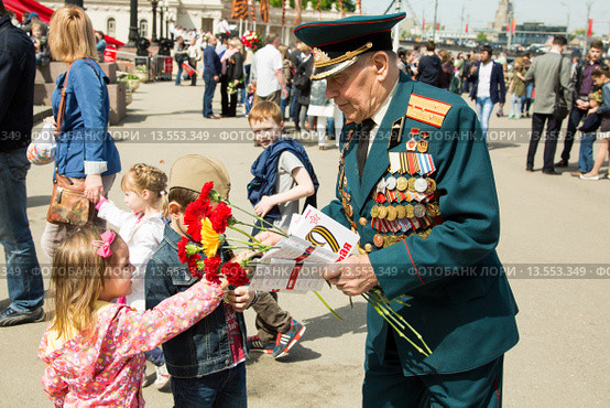 Дети дарят цветы ветерану. 9 мая 2015 года. Редакционное фото, фотограф Михаил Ворожцов / Фотобанк Лори