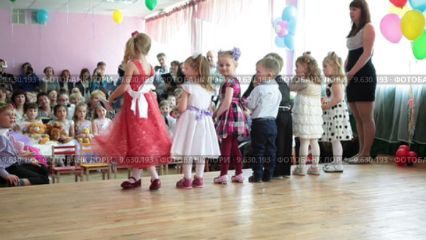Дети из младшей группы поют песни для выпускников и родителей выпускников детского зала (2015 год). Редакционное видео, видеограф Кекяляйнен Андрей / Фотобанк Лори