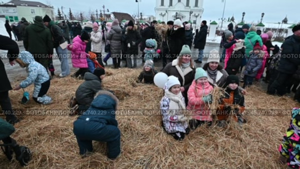 Дети кидают друг в друга солому. Масленица. Город Ялуторовск. Редакционное видео, видеограф Александр Тараканов / Фотобанк Лори
