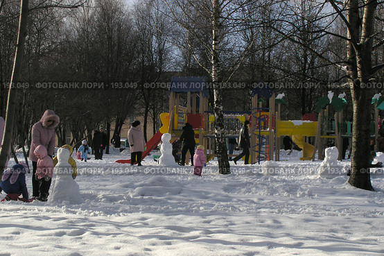 Дети лепят снеговика (2008 год). Редакционное фото, фотограф Антон Алябьев / Фотобанк Лори