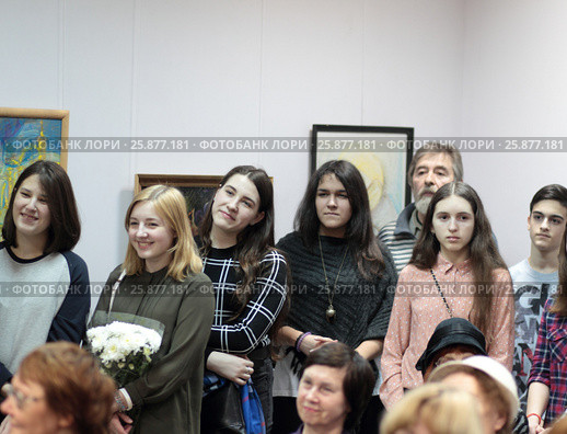 Дети на открытии выставки художника Натальи Николаевны Назаренко, город Балашиха (2017 год). Редакционное фото, фотограф Дмитрий Неумоин / Фотобанк Лори