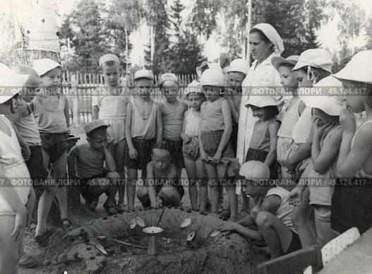 Дети стоят вокруг фонтанчика в песочнице, СССР, 1950-е гг. Стоковое фото, фотограф Retro / Фотобанк Лори