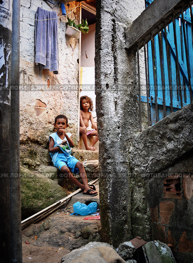 Дети в фавелах Rocinha Рио-де-Жанейро. Бразилия (2010 год). Редакционное фото, фотограф Elena Odareeva / Фотобанк Лори