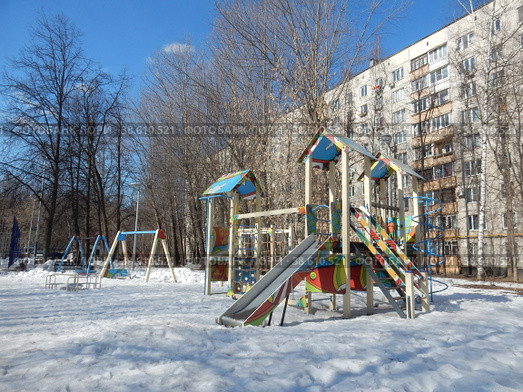 Детская площадка. Девятиэтажный шестиподъездный панельный жилой дом серии  II-49 (модификация II-49/Ю вариант П). Построен в 1969 году. Сиреневый бульвар, 36. Район Восточное Измайлово. Город Москва (2022 год). Стоковое фото, фотограф lana1501 / Фотобанк Лори