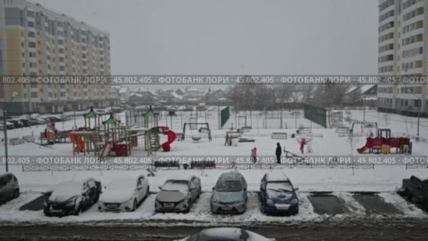Детская площадка и автомобильная парковка зимой во время снегопада. Город Тюмень. Редакционное видео, видеограф Александр Тараканов / Фотобанк Лори