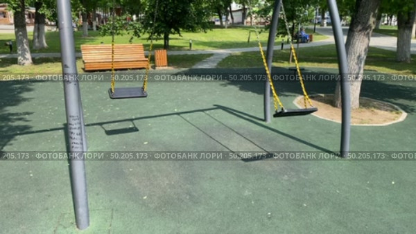 Детская площадка с цепными качелями в Угличском парке "Победа" Стоковое видео, видеограф Владимир Шипикин / Фотобанк Лори