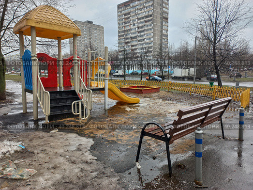 Детская площадка. Уссурийская улица. Район Гольяново. Город Москва (2023 год). Редакционное фото, фотограф lana1501 / Фотобанк Лори