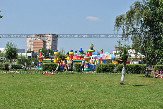 Детская площадка в парке города Одинцово. Московская область (2012 год). Редакционное фото, фотограф lana1501 / Фотобанк Лори