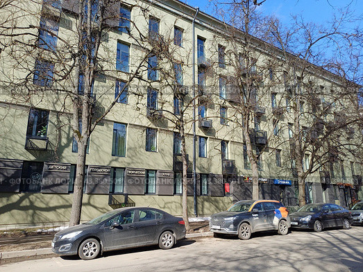 Детский городской творческий клуб "Шале". Пятиэтажное административно-офисное здание. Построено в 1952 году. 12-я Парковая улица, 5. Район Восточное Измайлово. Город Москва (2024 год). Редакционное фото, фотограф lana1501 / Фотобанк Лори