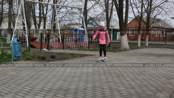 Девочка катается на скейтборде в парке. Стоковое видео, видеограф Олег Хархан / Фотобанк Лори