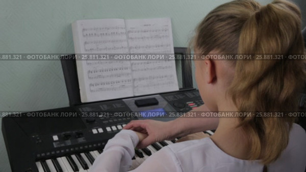Девочка подросток учится играть на синтезаторе с помощью учителя. Стоковое видео, видеограф Круглов Олег / Фотобанк Лори