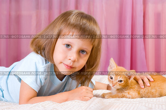 Девочка с котенком. Стоковое фото, фотограф Типляшина Евгения / Фотобанк Лори
