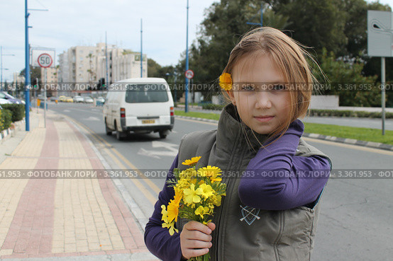 Девочка с цветком в волосах на фоне дороги и машины (2011 год). Редакционное фото, фотограф Павел Михеев / Фотобанк Лори
