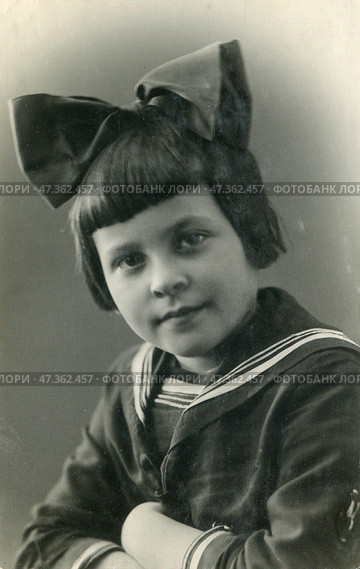Девочка в матроске и с большим бантом на голове, 1930-е. Стоковое фото, фотограф Retro / Фотобанк Лори