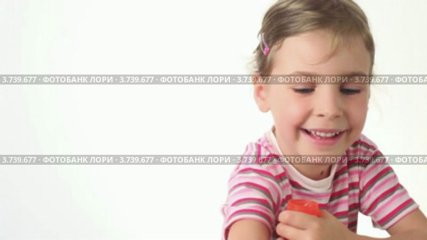 Девочка выдувает мыльные пузыри на белом фоне. Стоковое видео, видеограф Losevsky Pavel / Фотобанк Лори