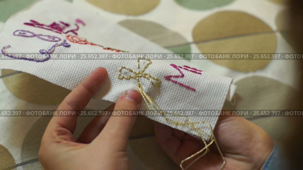 Девочка вышивает подарок для своей мамы на 8 марта. Teen girl embroiders a gift for her mother for women,s holiday. Стоковое видео, видеограф Георгий Дзюра / Фотобанк Лори