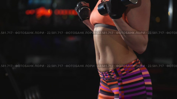 Девушка качает бицепсы. Стоковое видео, видеограф Виктор Аллин / Фотобанк Лори