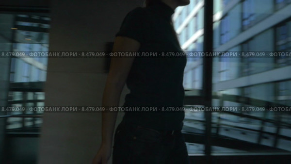 Девушка катит чемодан по коридору. Стоковое видео, видеограф Данил Руденко / Фотобанк Лори