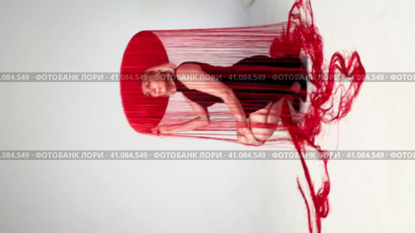 Девушка модель в красной шляпе в черном платье.  Модель позирует фотографу в студии. Стоковое видео, видеограф Денисова Виктория / Фотобанк Лори