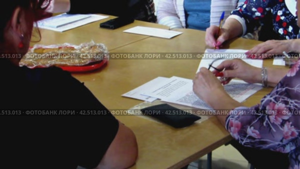 Девушка пишет ручкой на листе бумаги, крупный план. Стоковое видео, видеограф Владислав Сабанин / Фотобанк Лори