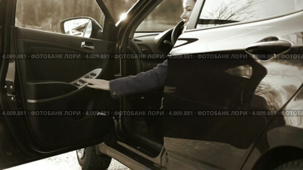 Девушка подходит к автомобилю и садится внутрь. Тонированное видео. Стоковое видео, видеограф Кекяляйнен Андрей / Фотобанк Лори