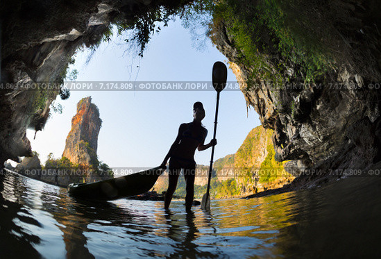 Девушка с каяком заходит морскую пещеру. Стоковое фото, фотограф Михаил Дударев / Фотобанк Лори