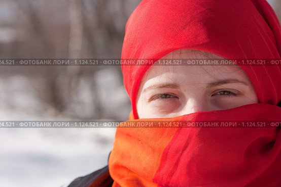 Девушка с закрытым платком лицом. Стоковое фото, фотограф Яков Филимонов / Фотобанк Лори