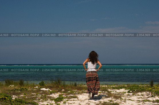 Девушка смотрит на море (2010 год). Стоковое фото, фотограф Ирина Фирсова / Фотобанк Лори