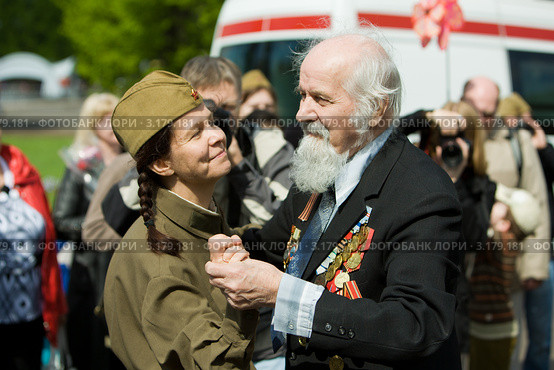 Девушка танцует с ветераном (2011 год). Редакционное фото, фотограф Михаил Ворожцов / Фотобанк Лори