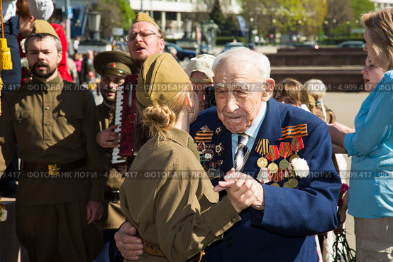 Девушка танцует с ветераном. 9 мая 2013 года. Редакционное фото, фотограф Михаил Ворожцов / Фотобанк Лори