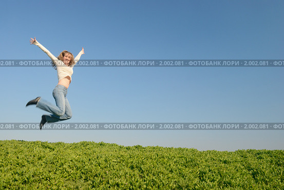 Девушка в белом прыгает в поле на фоне неба. Стоковое фото, фотограф Арестов Андрей Павлович / Фотобанк Лори