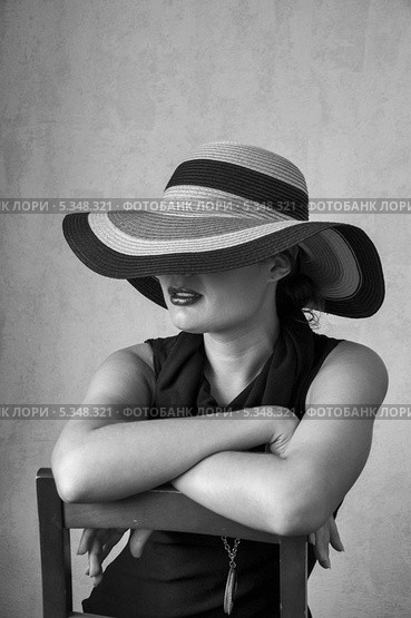Девушка в черном платье и в шляпе на стуле. Стоковое фото, фотограф Светлана Голубкова / Фотобанк Лори