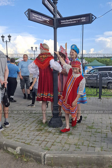 Девушки в костюмах на празднике семьи, любви и верности. Редакционное фото, фотограф Жилина Людмила / Фотобанк Лори