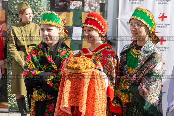Девушки в русских костюмах держат каравай. Редакционное фото, фотограф Наталья Останина / Фотобанк Лори