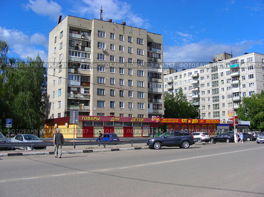 Девятиэтажный одноподъездный жилой дом (1969 года постройки). Магазин «Товары для детей». Магазин хозтоваров «От и До». Улица Бирюкова, 2. Город Орехово-Зуево. Московская область (2012 год). Редакционное фото, фотограф lana1501 / Фотобанк Лори